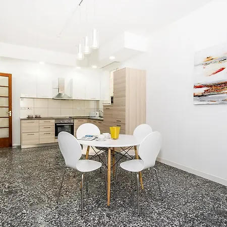 Charming 3 Bedroom Flat, Theoria Travel Apartamento